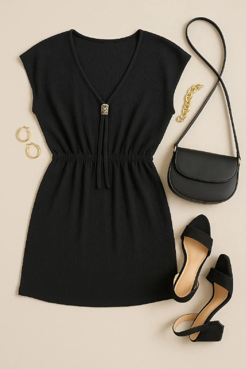 Kadın Siyah Yanları Yırtmaçlı Tokalı V Yaka Mini Plaj Elbisesi