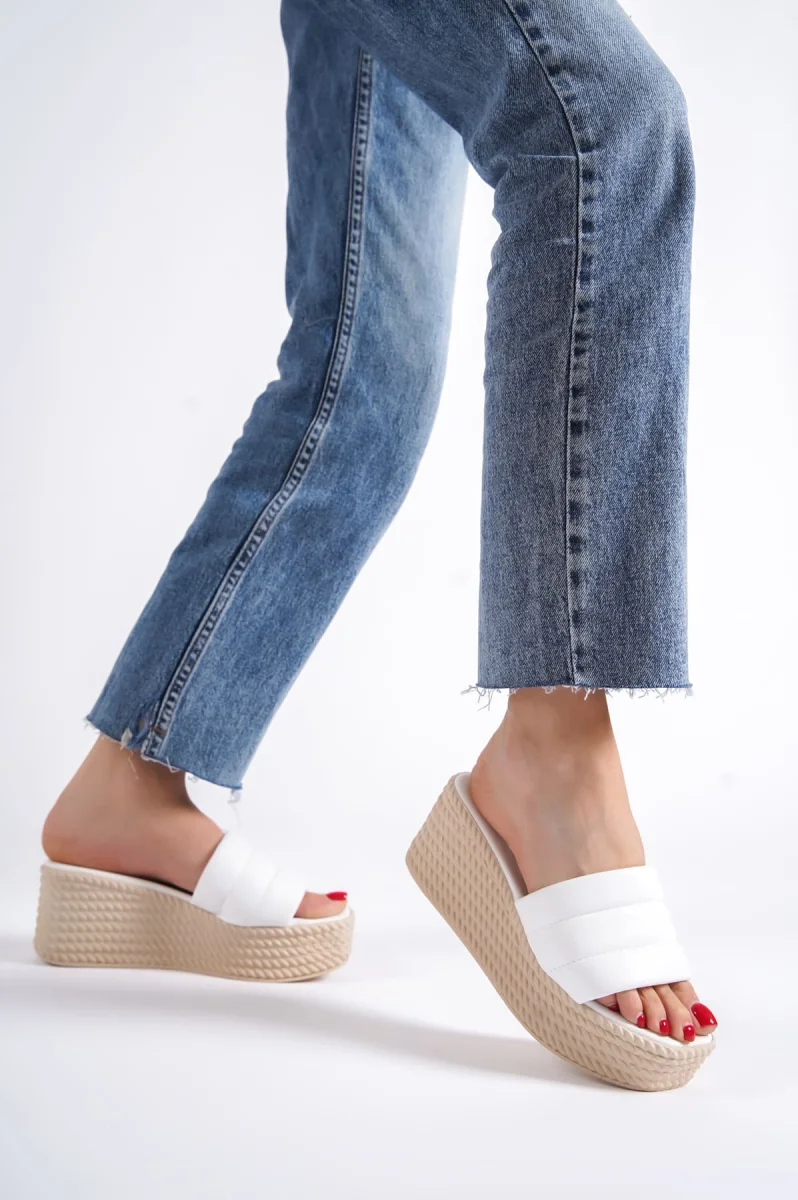 REINA Dolgu Topuklu Ortopedik Taban Hasır Görünümlü Kadın Terlik CKT - Beyaz