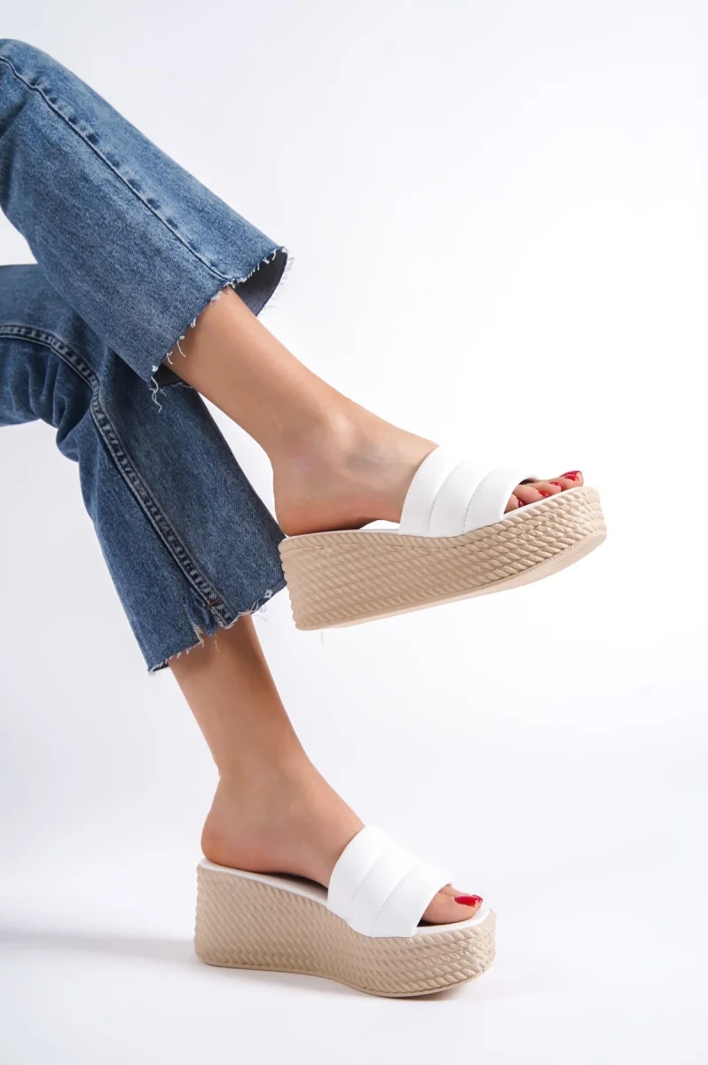 REINA Dolgu Topuklu Ortopedik Taban Hasır Görünümlü Kadın Terlik CKT - Beyaz