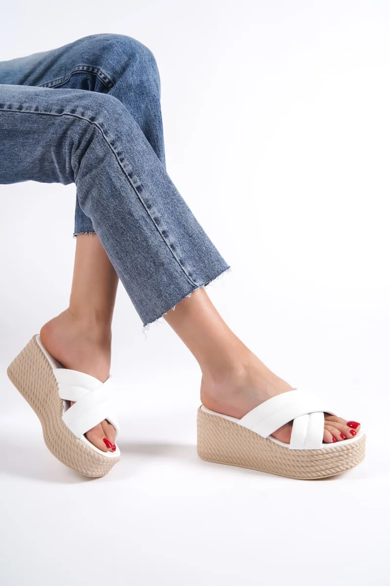 JOYMIX Dolgu Topuklu Ortopedik Taban Hasır Görünümlü Kadın Terlik CKT - Beyaz