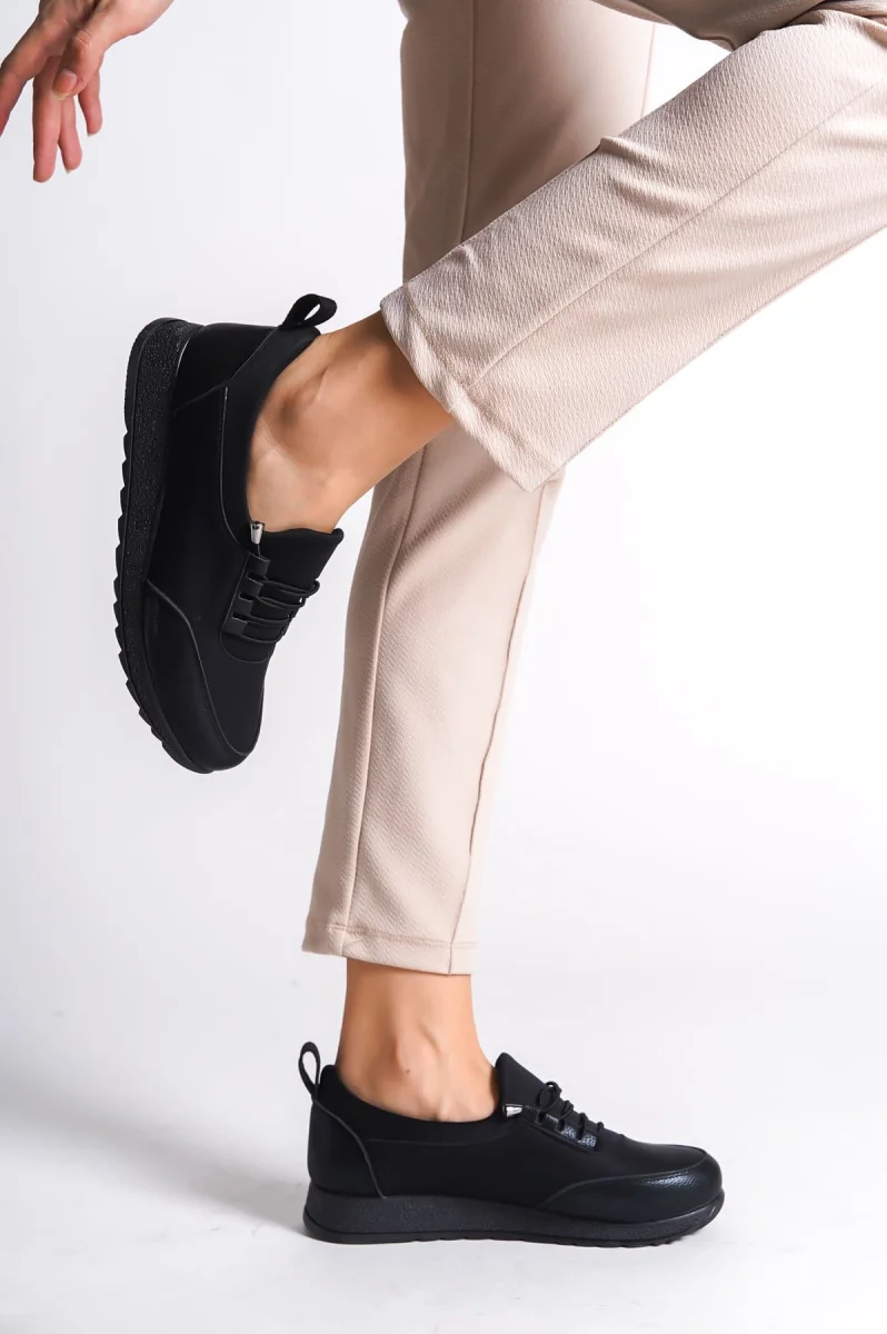 VIOLET Bağcıklı Lastikli Ortopedik Rahat Taban Cilt Detaylı Klasik Kadın Babet Anne Ayakkabısı CST - Siyah