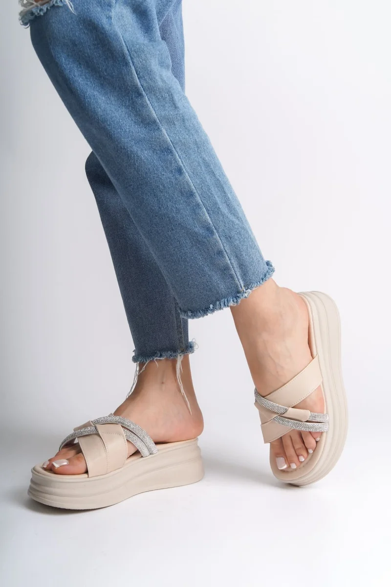 RUBY Düz Topuklu Taşlı Çapraz Şeritli Kalın ve Ortopedik Taban Kadın Terlik  CKT - Krem