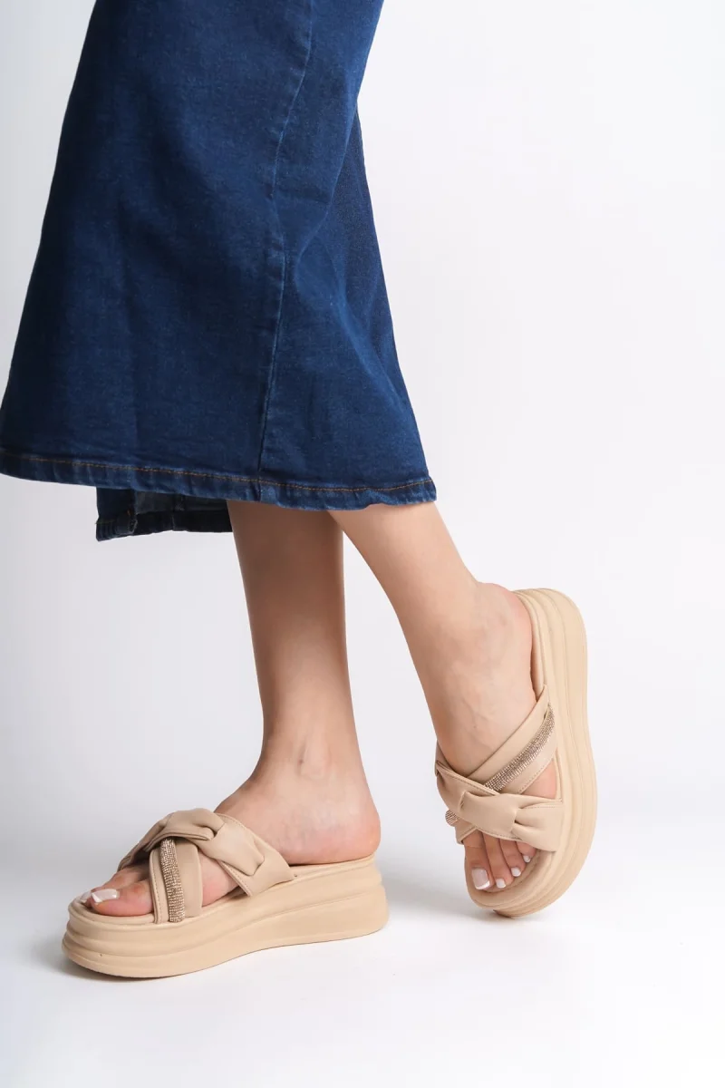 CLARA Düz Topuklu Kurdele Desenli Taşlı Kalın ve Ortopedik Taban Kadın Terlik  CTT - Ten