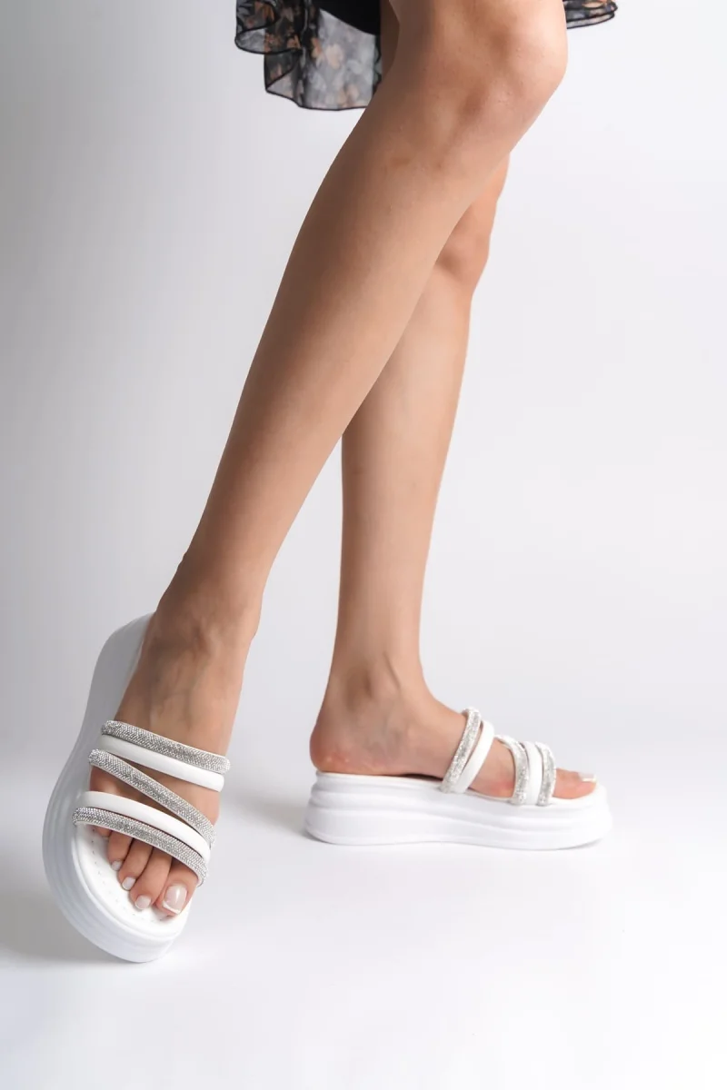 ELISE Düz Topuklu Şeritli Taşlı Kalın ve Ortopedik Taban Kadın Terlik  CBT - Beyaz