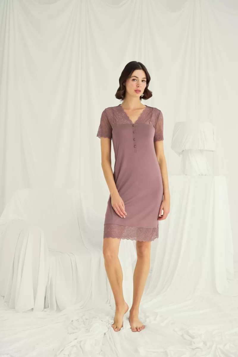 Yakası Kolu Omzu Ve Eteği Dantelli Önü Düğmeli Gecelik