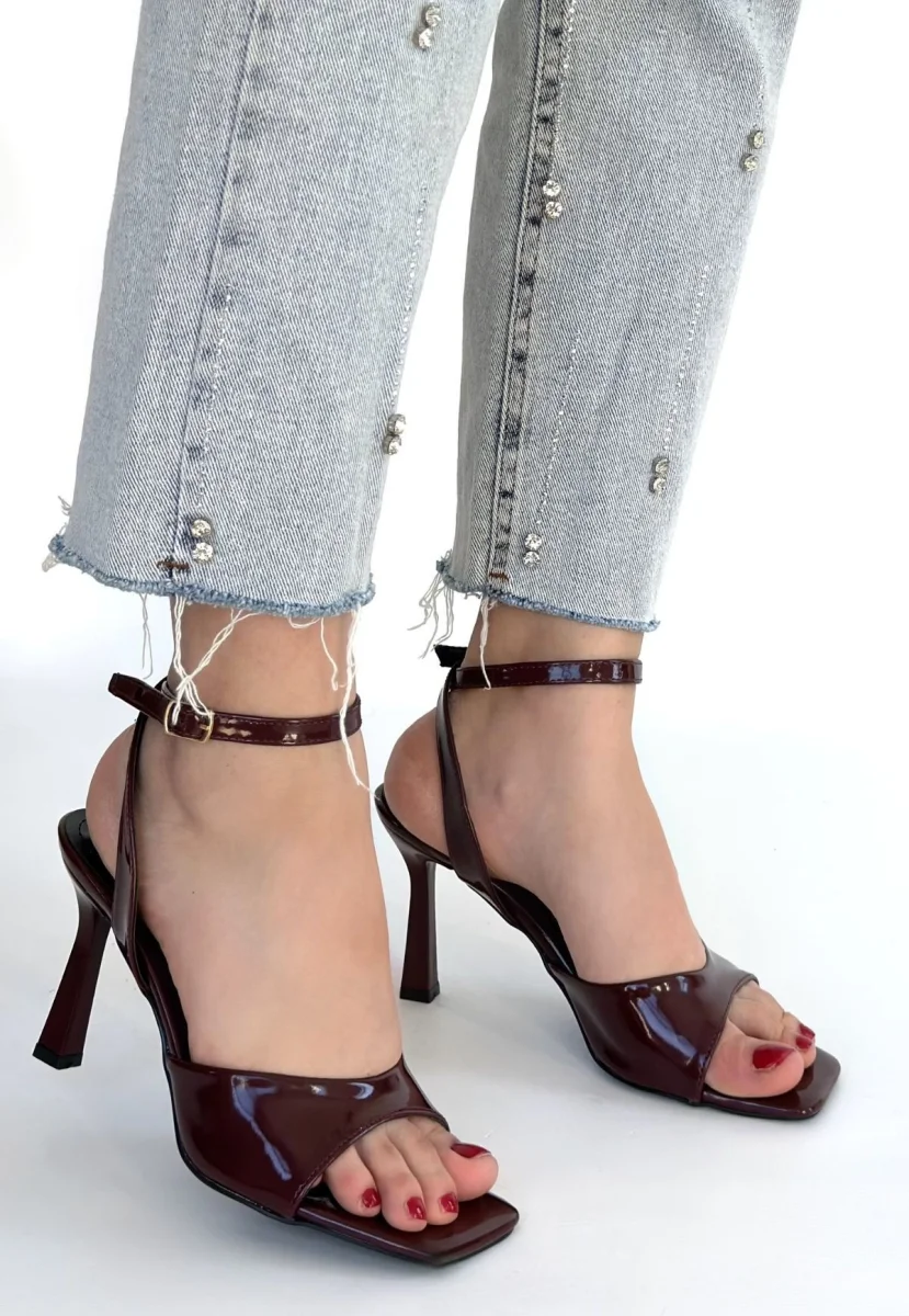 Soha Bordo Rugan Topuklu Bilekten Kemerli Ayakkabı