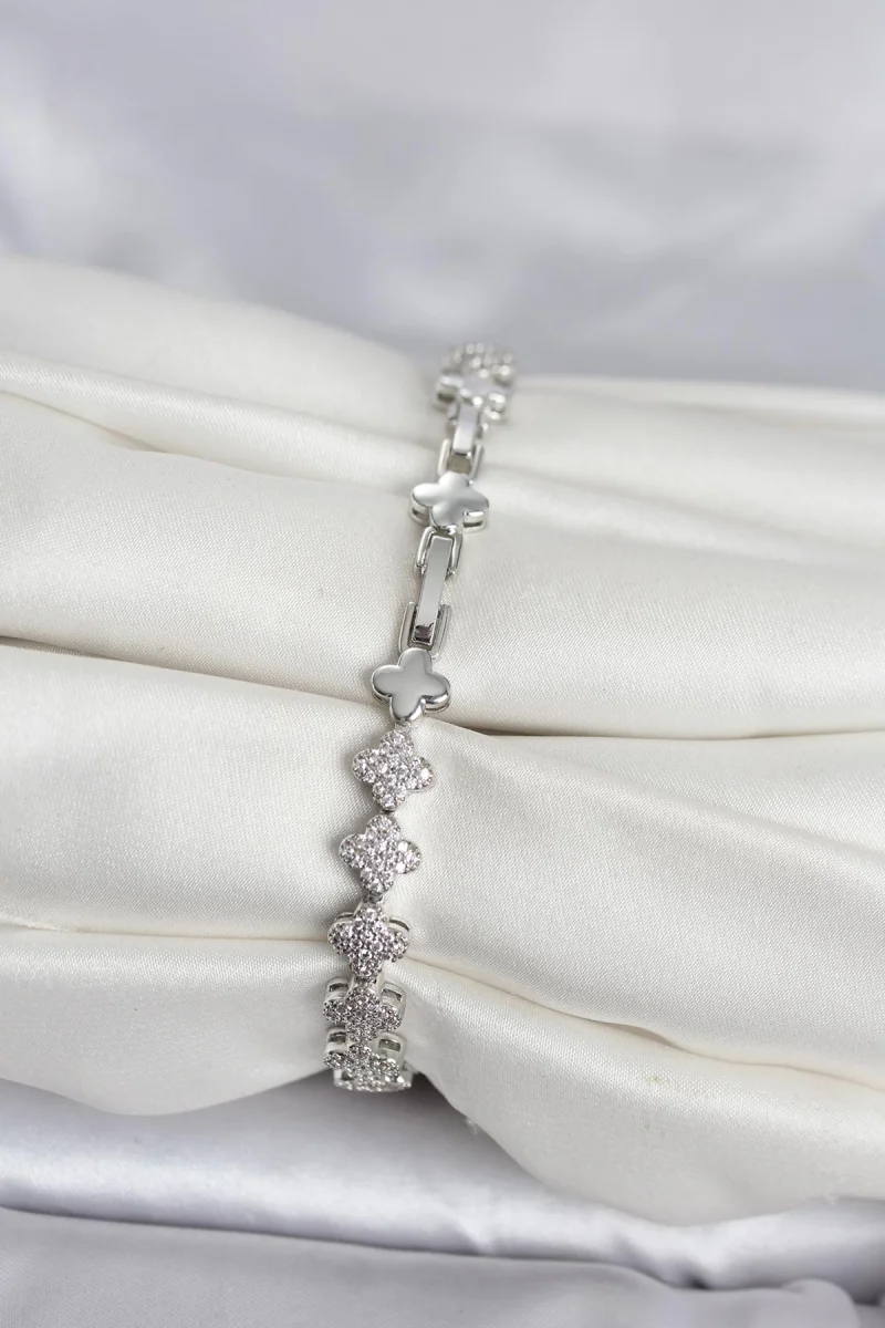 Pirinç Gümüş Renk Yonca Model Sıralı Zirkon Taşlı Kadın Bileklik