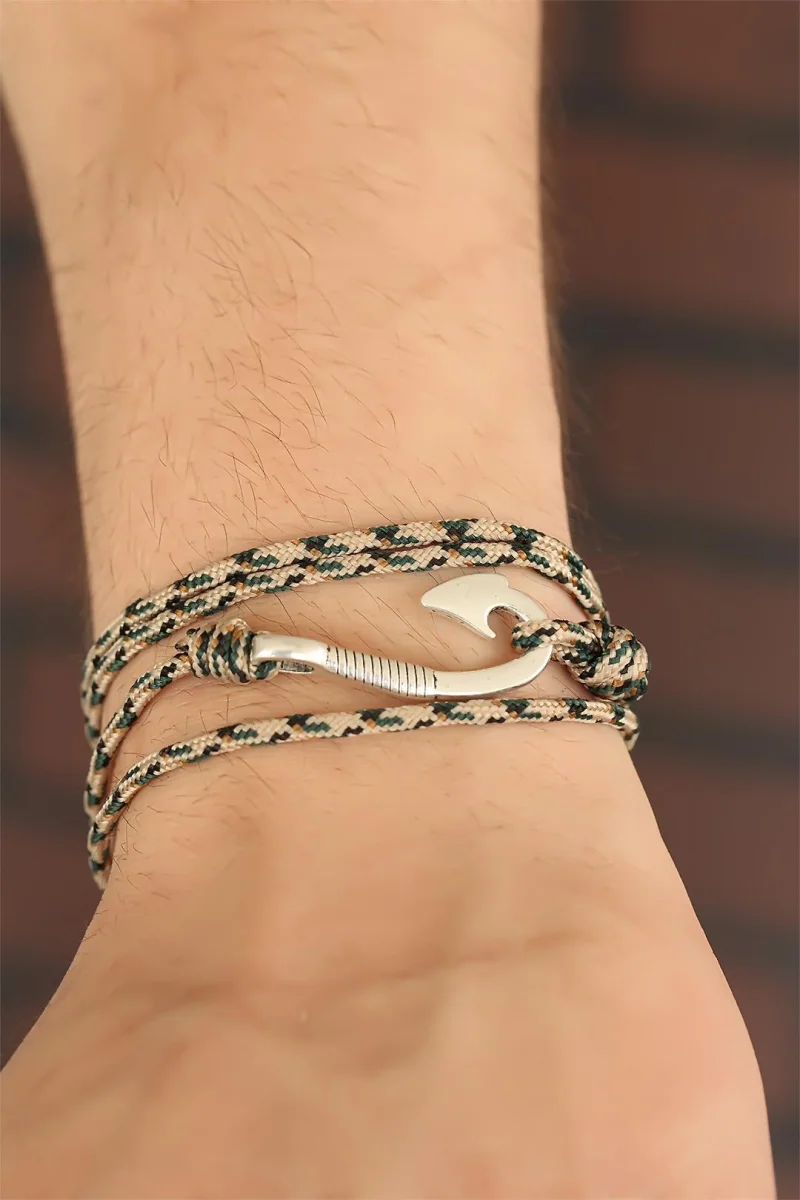 Krem Renk Çizgi Desenli Metal Kancalı Erkek Bileklik