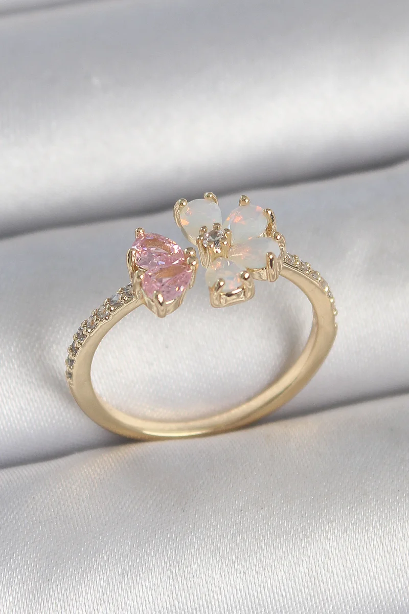 Pirinç Gold Renk Beyaz Mineli Pembe Zirkon Taşlı Çiçek Model Kadın Yüzük