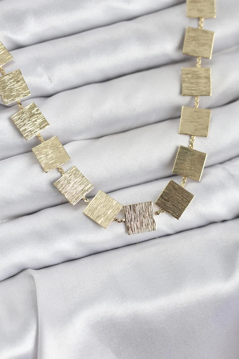Kare Plaka Model Gold Renk Kadın Kolye