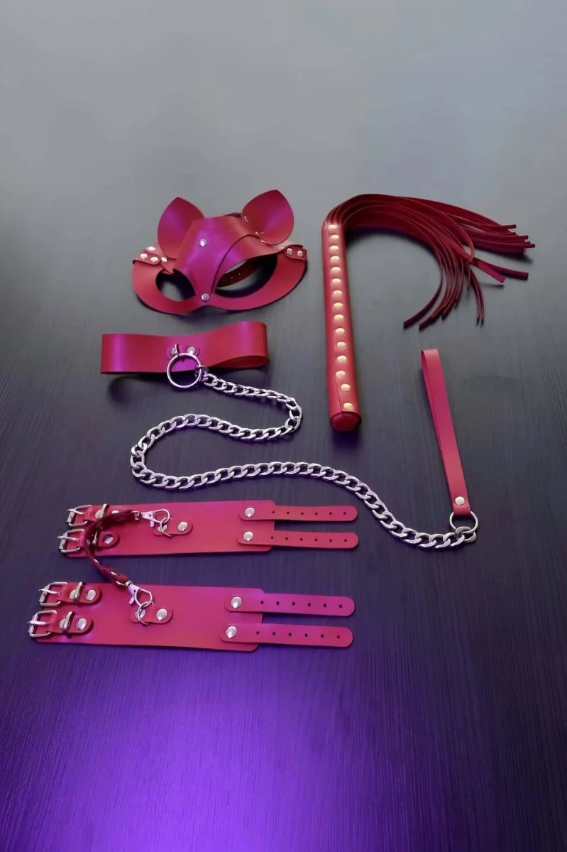 Kırmızı Fantezi Set, Kırbaç - Kelepçe - Tasma - Maske Takım - Brf1246