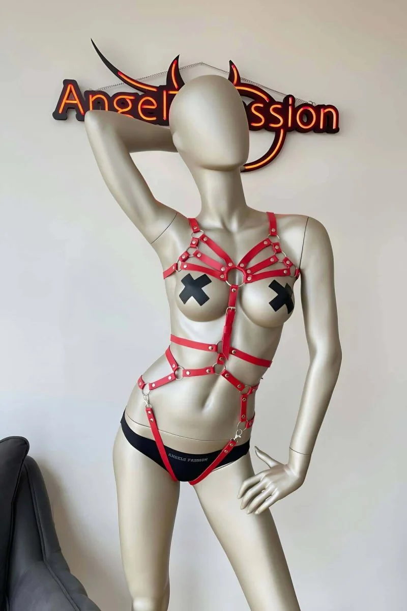 Vücudu Saran Kırmızı Deri Harness Fantazi Giyim