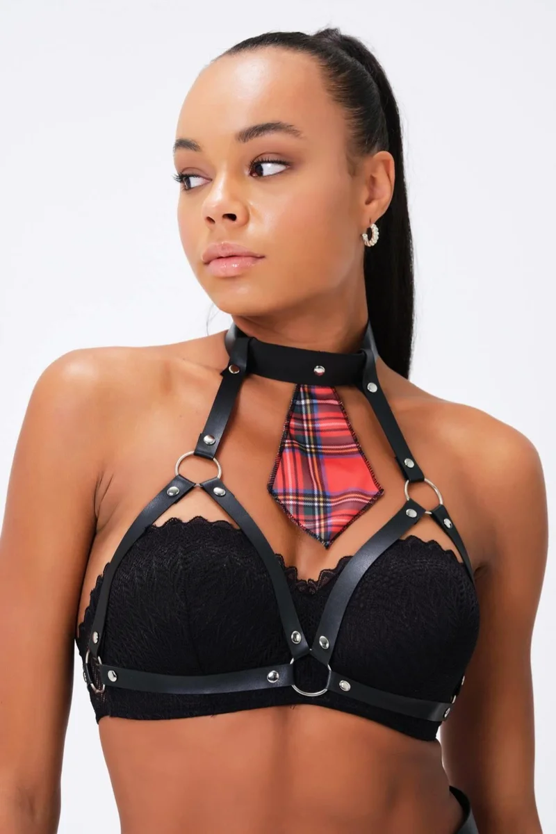 Kareli Kravat ve Harness Göğsü Açık Deri Aksesuar