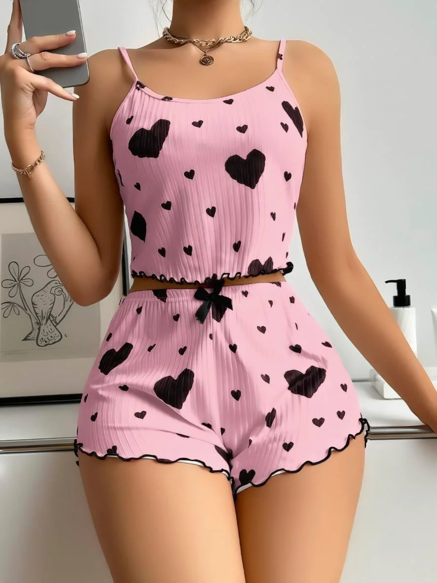 Pamuklu Pembe Üstüne Siyah Kalp Desenli Askılı Fitilli Şortlu Pijama Takımı