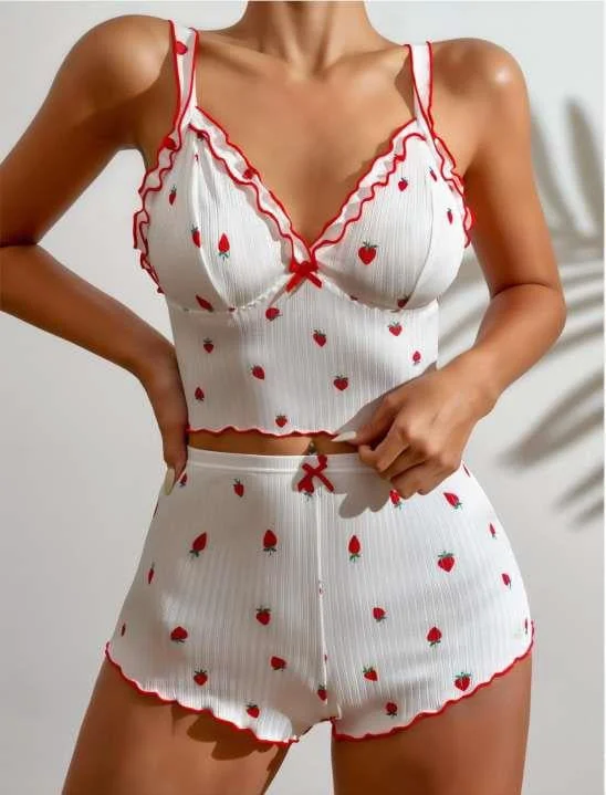 Beyaz Üstüne Çilek Desenli Fitilli Askılı Şortlu Pijama Takımı
