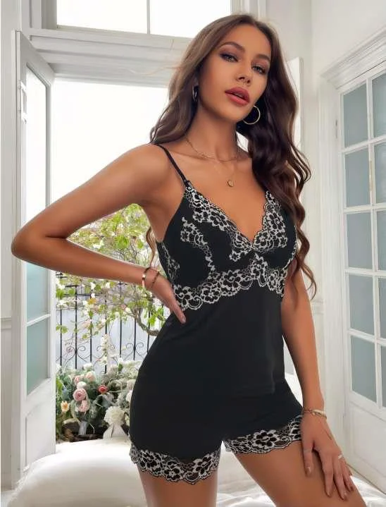 Beyaz Dantel İşlemeli Siyah İnce Askılı Saten Şortlu Takım