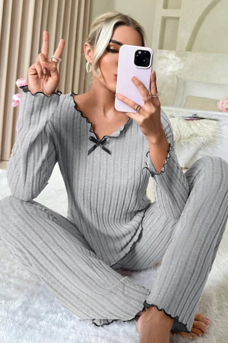 Kadın Gri Çizgili Uzun Kollu Fiyonk Detaylı Pijama Takımı Rahat Mevsimlik
