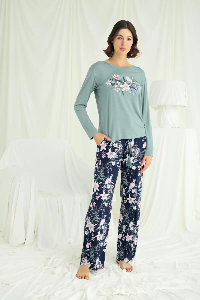 Çiçek ve Yaprak Desenli Baskılı Pijama Takımı