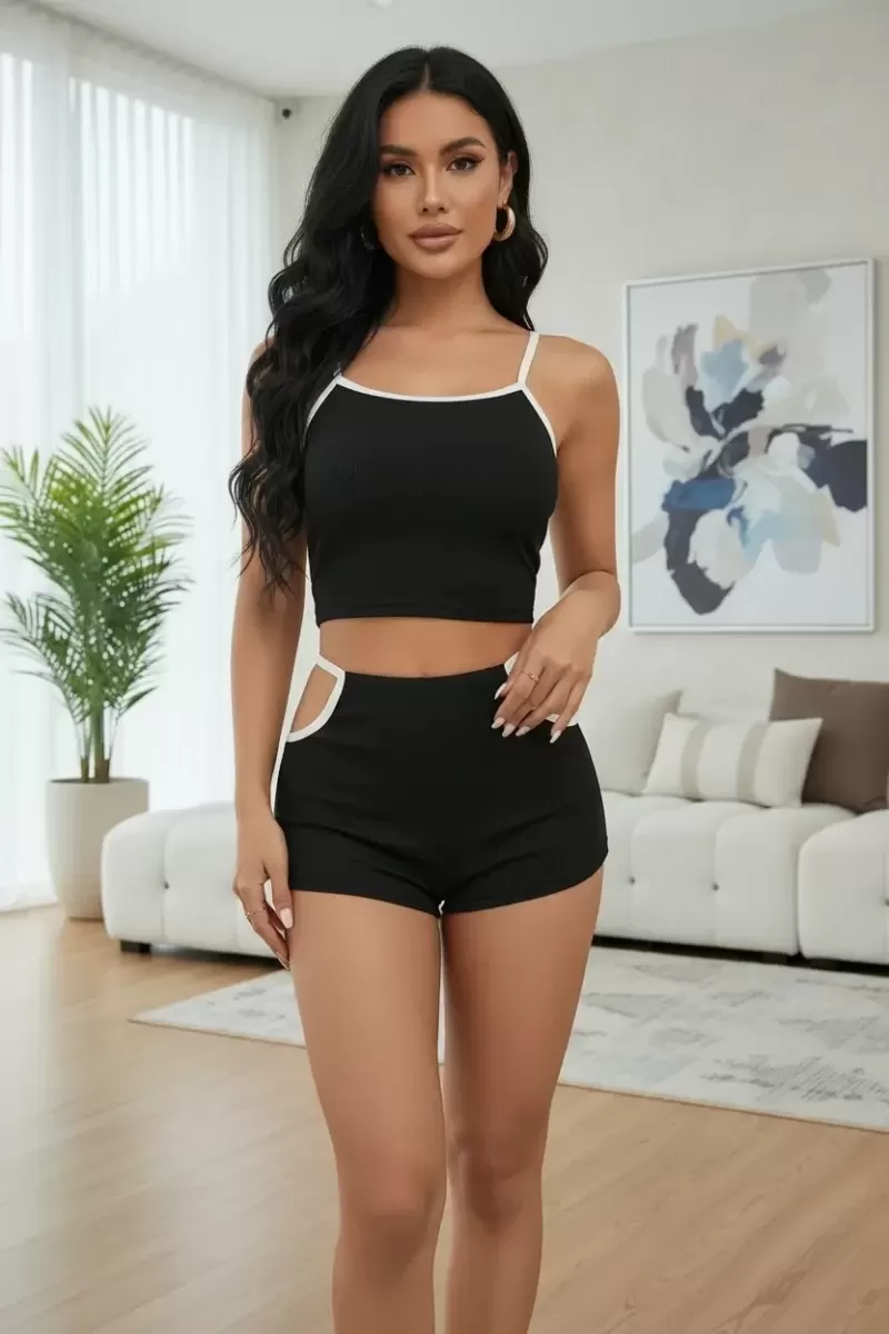 Kadın Siyah Beyaz Cut-Out Detaylı Feminen Şortlu Gece Giyim Takımı